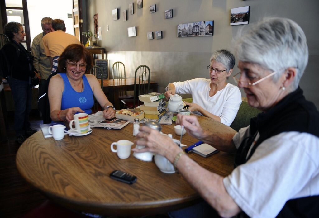 A group of expats sitting around a cafe table in Cuenca